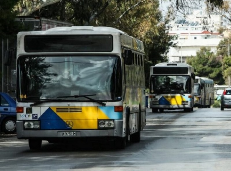 Χτύπησαν και λήστεψαν 53χρονη μέσα σε λεωφορείο επειδή τους έκανε παρατήρηση για φασαρία
