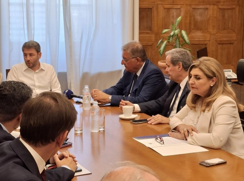 Λιακούλη &amp; Ανδρουλάκης με Πανελλήνιο Ιατρικό Σύλλογο: "Η Κυβέρνηση δηλητηρίασε τη σχέση της Πολιτείας με τους γιατρούς"