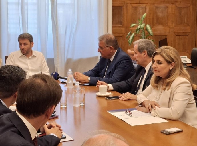 Λιακούλη &amp; Ανδρουλάκης με Πανελλήνιο Ιατρικό Σύλλογο: "Η Κυβέρνηση δηλητηρίασε τη σχέση της Πολιτείας με τους γιατρούς"