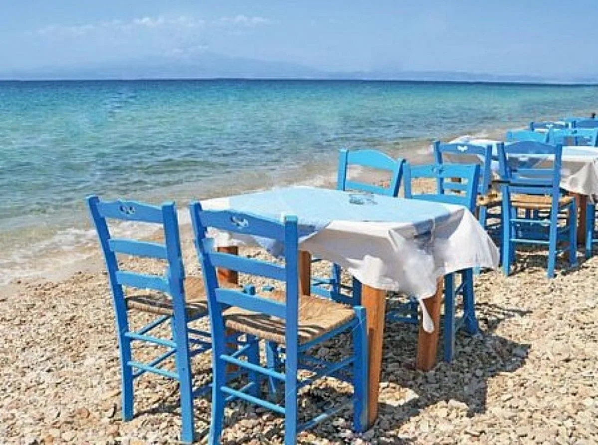 Συλλήψεις για τραπεζοκαθίσματα σε παραλίες της Σκιάθου