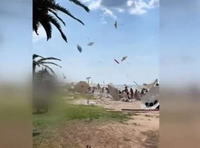 Χαλκιδική: Ανεμοστρόβιλος «σάρωσε» την παραλία Νέων Φλογητών - Έτρεχαν να σωθούν οι λουόμενοι