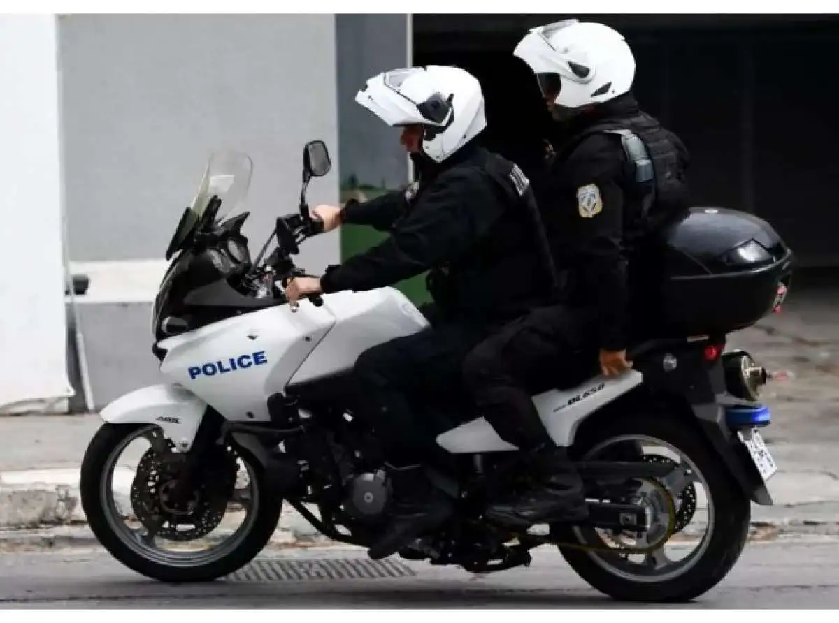 Αυτοκίνητο έπεσε πάνω σε μοτοσυκλέτα της ΔΙΑΣ και τραυμάτισε σοβαρά αστυνομικό