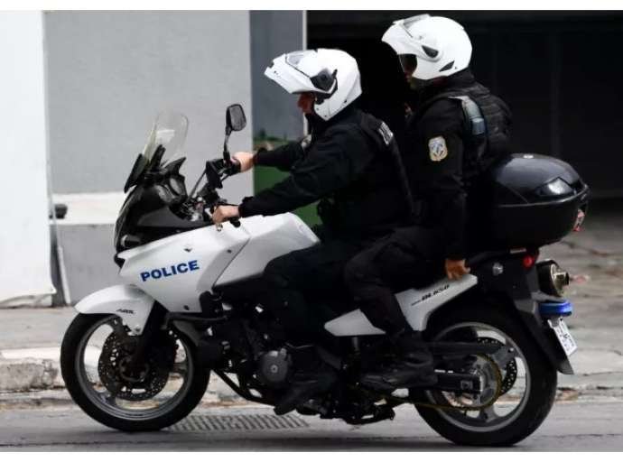 Αυτοκίνητο έπεσε πάνω σε μοτοσυκλέτα της ΔΙΑΣ και τραυμάτισε σοβαρά αστυνομικό