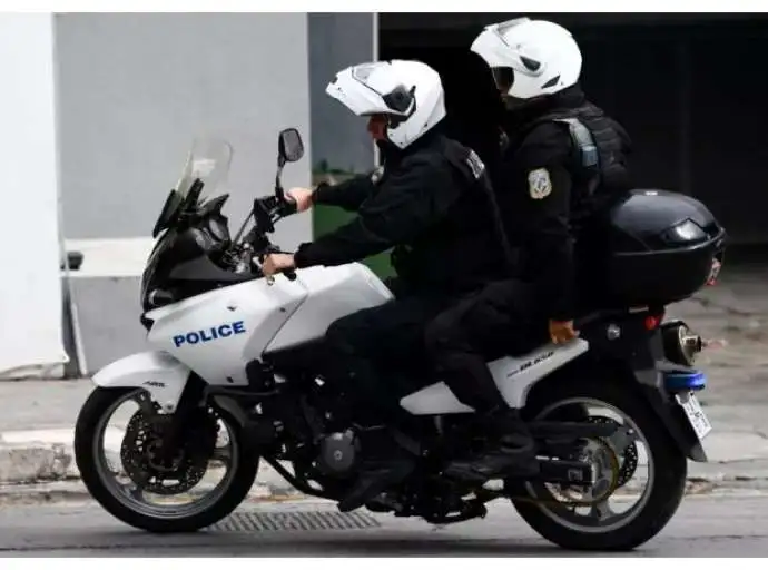 Αυτοκίνητο έπεσε πάνω σε μοτοσυκλέτα της ΔΙΑΣ και τραυμάτισε σοβαρά αστυνομικό