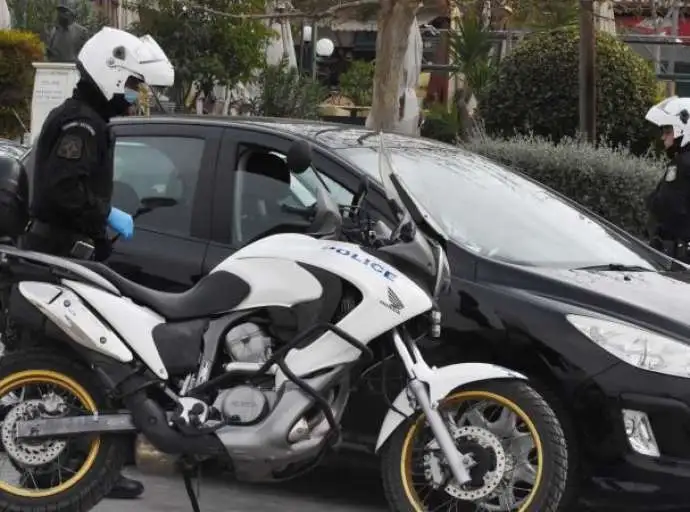 Πήγαν διακοπές με οχήματα σε ακινησία- "Σκανάρισμα" σε λιμάνια και διόδια
