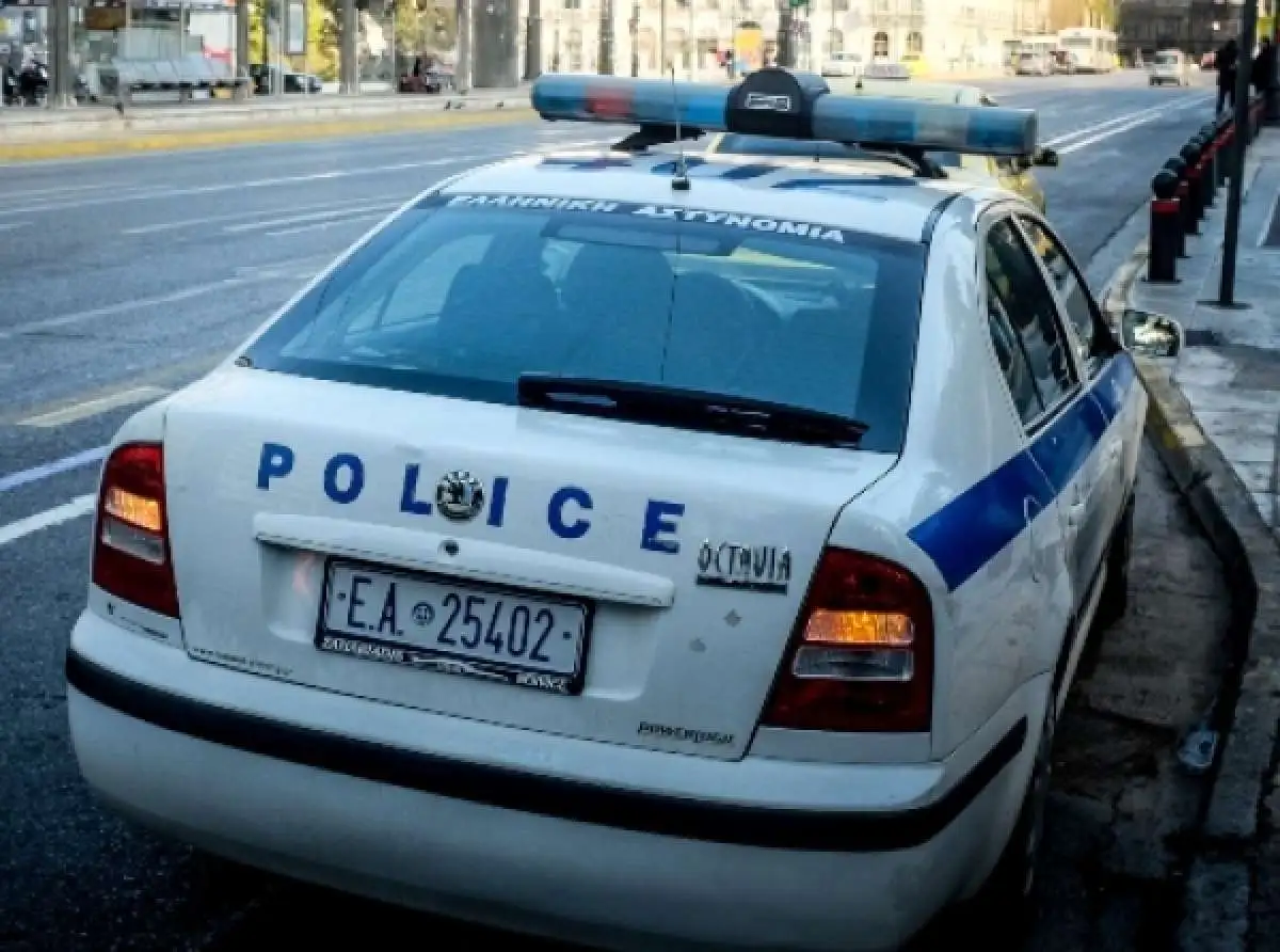 Άγνωστοι πέταξαν πακέτο με χειροβομβίδες κατά αστυνομικών στο Κερατσίνι – Φόβοι ότι είναι παγιδευμένο