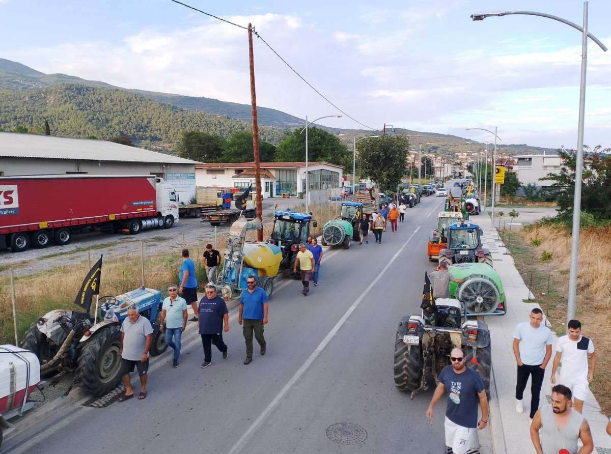 Γιορτή Μήλου | Χωρίς λούνα παρκ αλλά... με αγρότες και έναν διωγμένο Μητροπολίτη