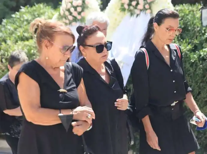 Κηδεία Δάνη Κατρανίδη: Το τελευταίο «χειροκρότημα» στον ηθοποιό – Βαθιά υπόκλιση από τον κόσμο του θεάτρου