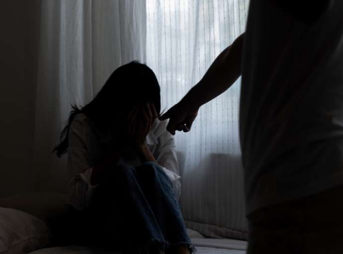 Ηράκλειο: 13χρονη κατήγγειλε τον σύντροφο της μητέρας της για ασέλγεια κι απειλή