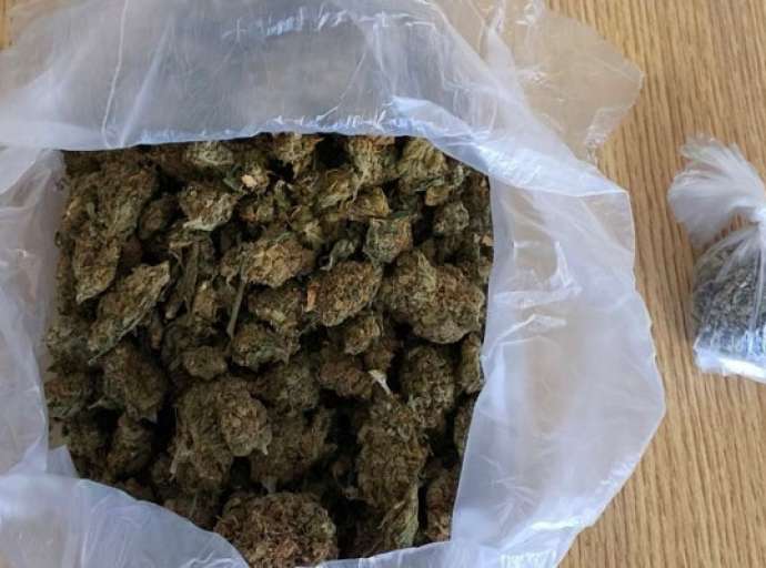 Βολιώτης έβγαλε βόλτα... ένα βάζο με κάνναβη (ΦΩΤΟ)