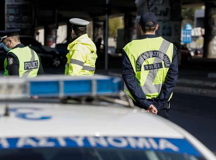 Έμπαιναν σε μαγαζιά, απειλούσαν με όπλα, έδεναν τους υπαλλήλους και λήστευαν - Βίντεο ντοκουμέντα από τη δράση συμμορίας ληστών