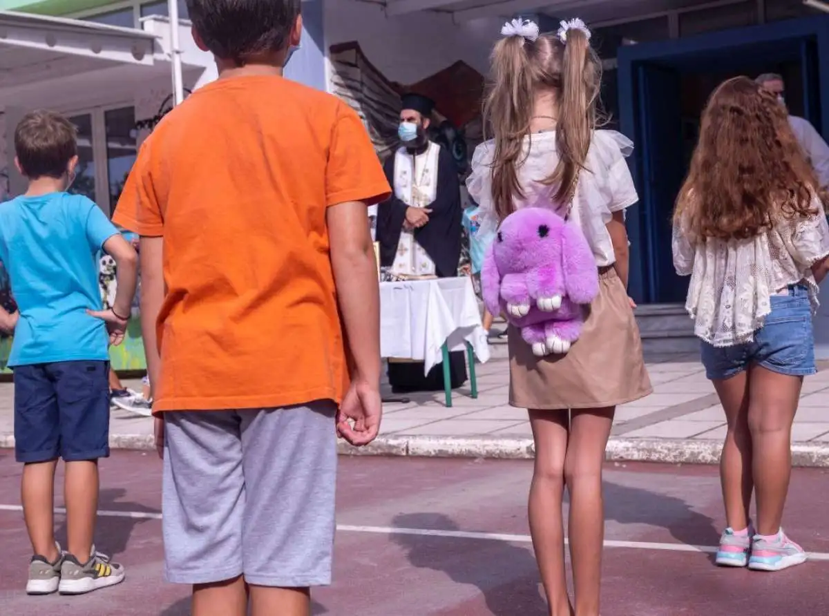 Σχολεία: Ξεκινάνε αύριο - Στην τσάντα τα κινητά, τι ισχύει με τις απουσίες
