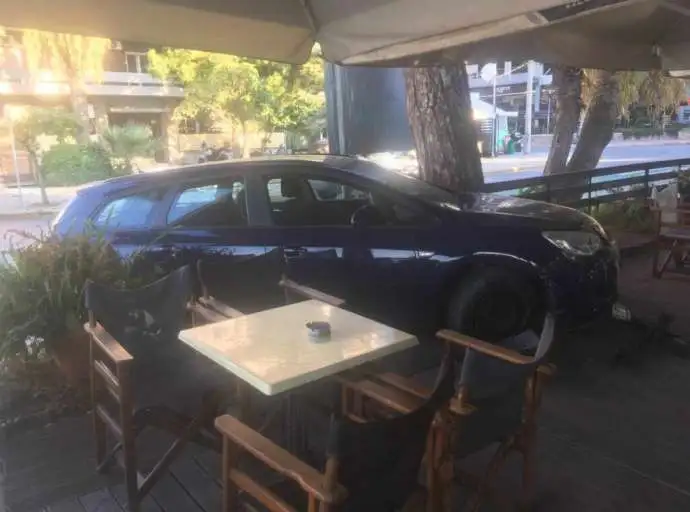 Βόλος | Οδηγός πήγε ξημερώματα για καφέ... μαζί με το αυτοκίνητο (ΦΩΤΟ)