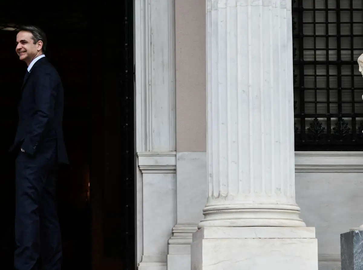 Το Μαξίμου «διαβάζει» τις δημοσκοπήσεις – Η σταθερή πρωτιά της ΝΔ, η κατάρρευση του ΣΥΡΙΖΑ και η παγίωση του ΠΑΣΟΚ στη 2η θέση