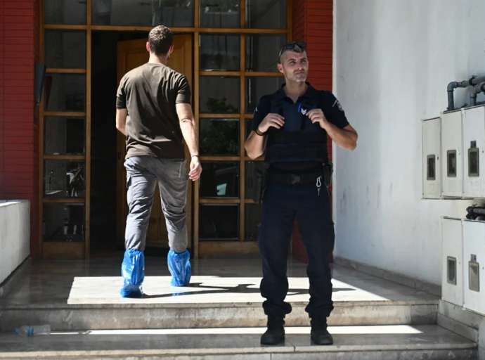 Άνδρας βρέθηκε νεκρός μέσα στο σπίτι του στη Νέα Σμύρνη στην οδό Παλαιολόγου. Τι λένε οι νέες πληροφορίες.