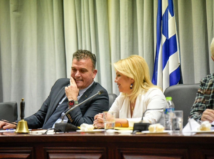 Το Δημοτικό Συμβούλιο των "παραισθήσεων" και του "Μπέου της Λάρισας"