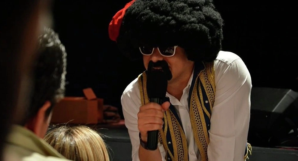 "Αυστηρός Ακατάλληλος" ο Αποστόλης Μπαρμπαγιάννης στο Circus και... στον Campos 97.8 (AUDIO)