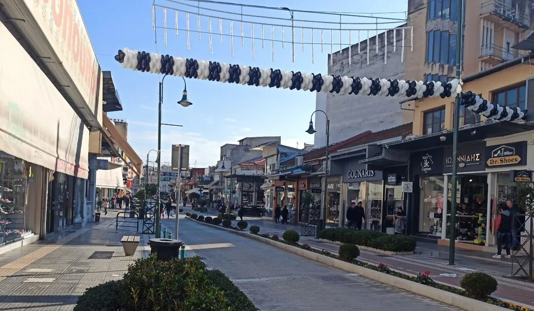 Ανοιχτά τα καταστήματα στη Λάρισα το τελευταίο Σαββατοκύριακο του 2025