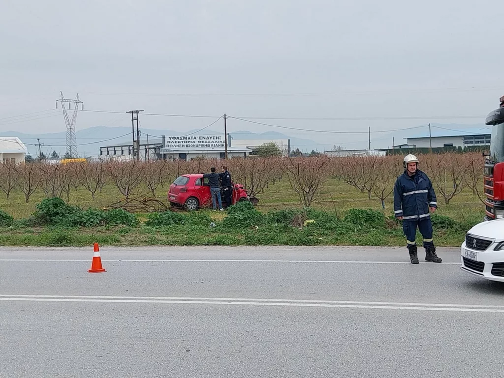 Σφοδρή σύγκρουση δύο Ι.Χ. με τρεις τραυματίες στον δρόμο Λάρισας - Τυρνάβου