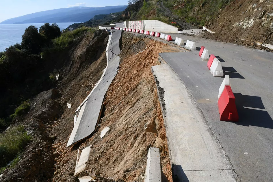 Κατέρρευσε τμήμα του παραλιακού Ρακοπόταμος-Κεραμίδι πριν καν δοθεί στην κυκλοφορία (ΦΩΤΟ)