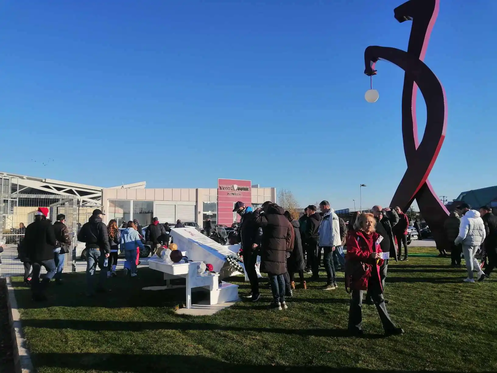Η ΠΑΕ βράβευσε την Ερασιτεχνική ΑΕΛ - Λαϊκό προσκύνημα στο μνημείο (ΦΩΤΟ)