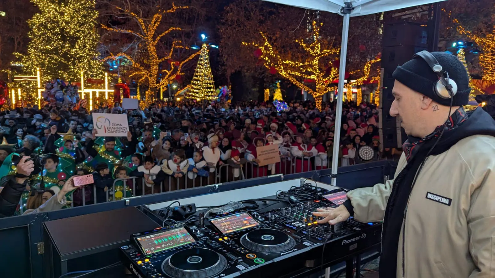 Πως είδαν εκτός Λάρισας το Christmas Parade (of Larissa Santa City)