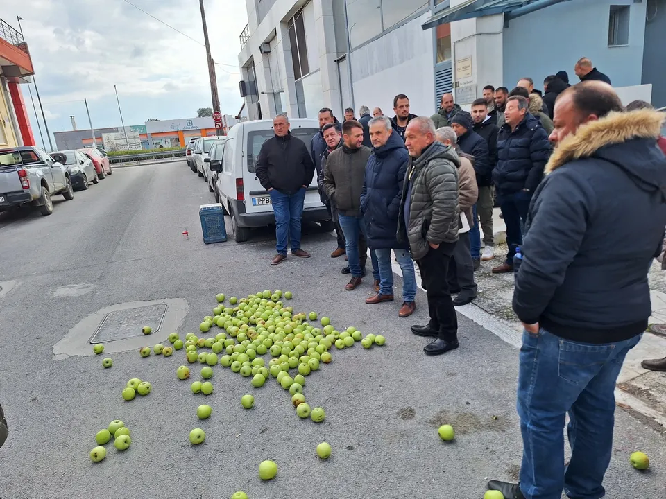 Διαμαρτυρία στον ΕΛΓΑ από τους παραγωγούς της Αγιάς 