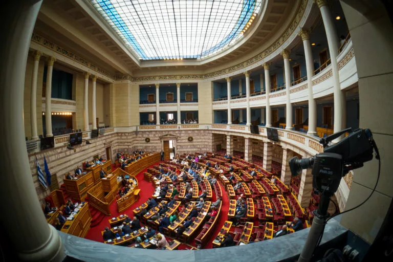 Τέμπη | Θετική η κυβέρνηση στα αιτήματα για προ ημερήσιας διάταξης συζήτηση από ΣΥΡΙΖΑ και ΚΚΕ