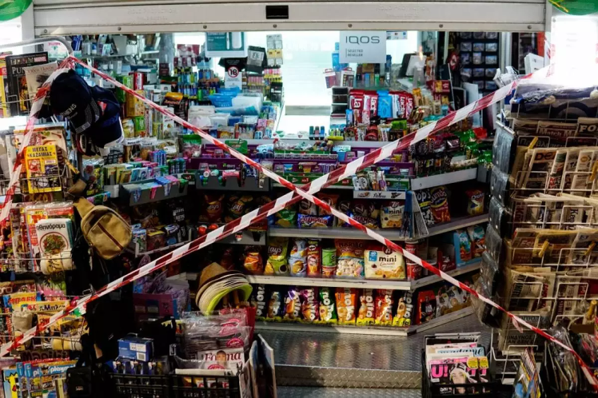 "Χειροπέδες" σε Τρικαλινό ιδιοκτήτη mini market για πώληση αλκοόλ σε ανήλικες που έγιναν... φέσι!