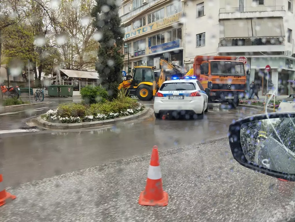 Αποκαθίσταται η βλάβη της ΔΕΥΑΛ σε κεντρικό κυκλικό κόμβο της Λάρισας (ΦΩΤΟ)