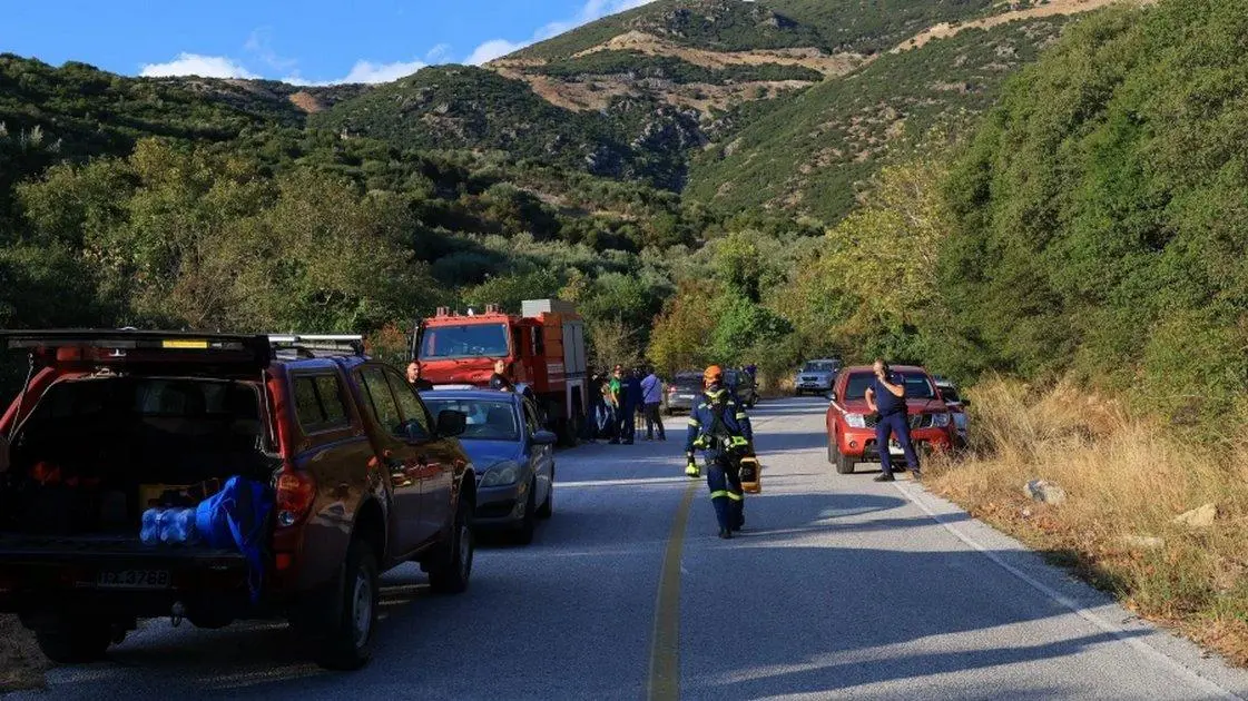 Ανάσα ζωής στον εγκλωβισμένο – Οξυγόνο από διασώστες της ΕΜΑΚ