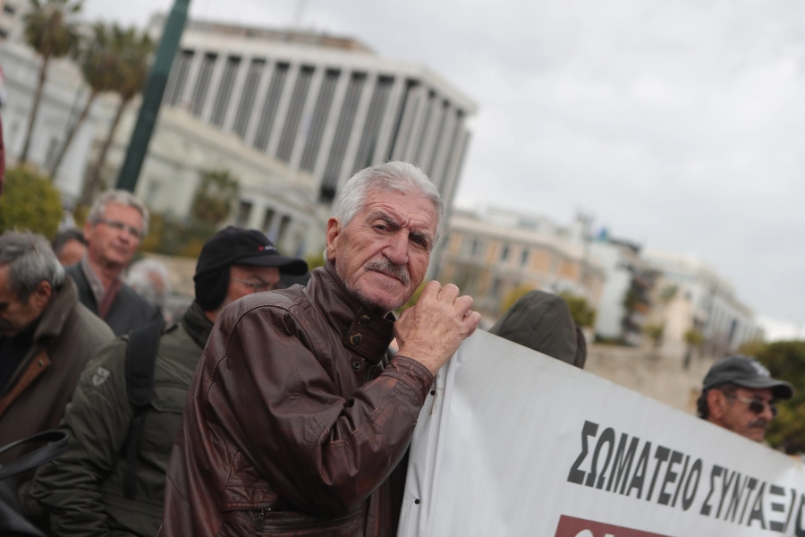 Αναδρομικά: Ξεκίνησαν οι καταβολές – Ποιοι παίρνουν έως 7.661 ευρώ