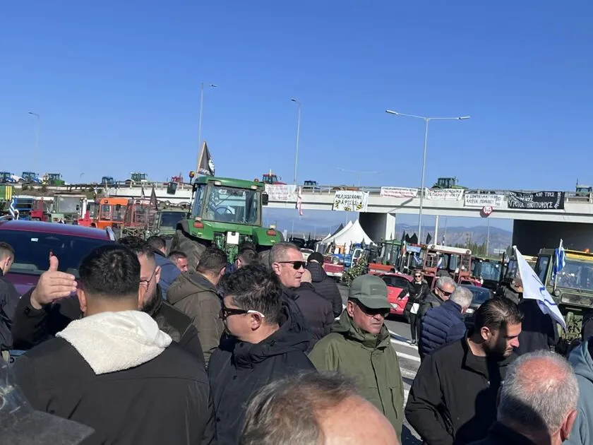 Μπλόκο Νίκαιας: έκλεισαν την αερογέφυρα αύριο στα διόδια Μακρυχωρίου, παραμονή πρωτοχρονιάς στη Λάρισα με τρακτερ