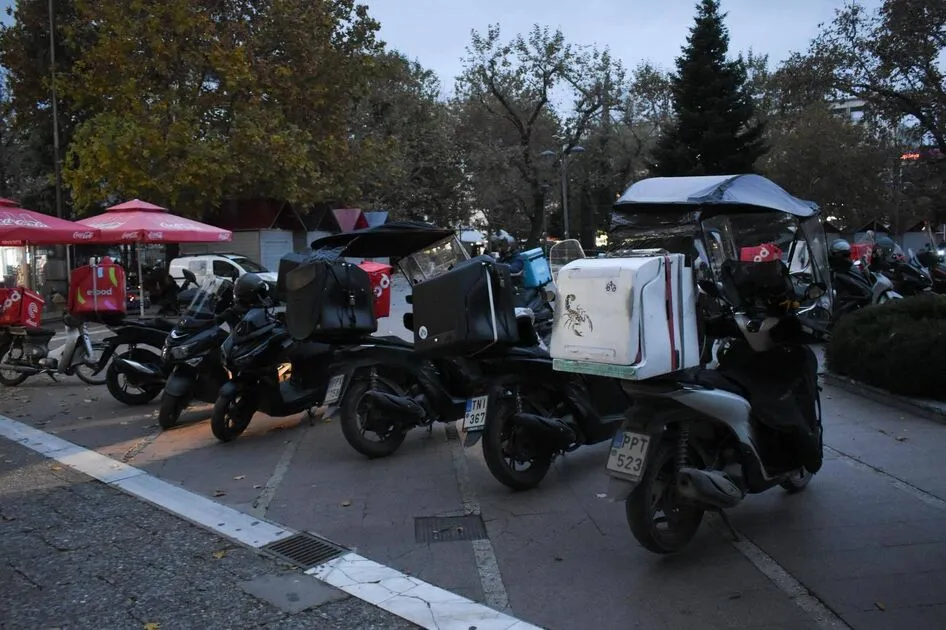 Στους δρόμους οι διανομείς της Λάρισας – Ζητούν αξιοπρεπείς αποδοχές και ασφαλείς συνθήκες