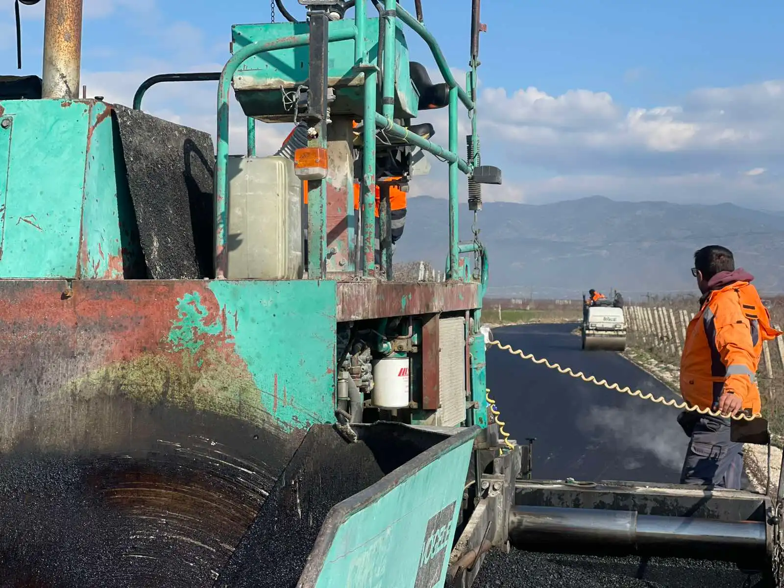 Συνέχεια σημαντικών παρεμβάσεων στην αγροτική οδοποιία του Δήμου Τυρνάβου (ΦΩΤΟ)