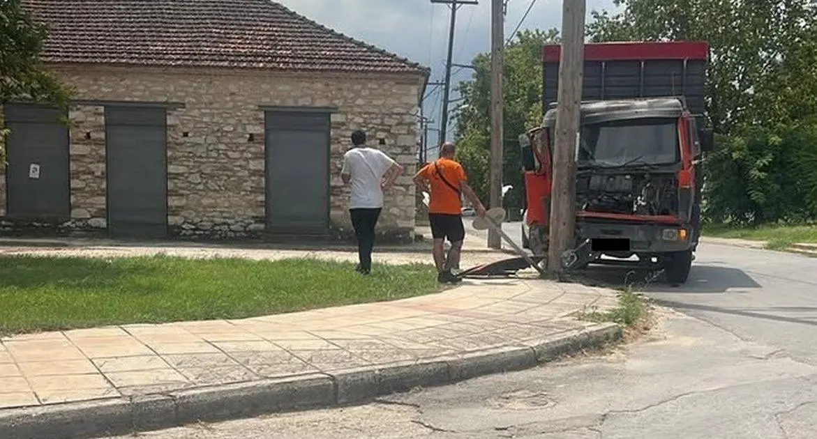 "Στοπ" σε φορτηγό από... κολώνα στον Αμπελώνα!