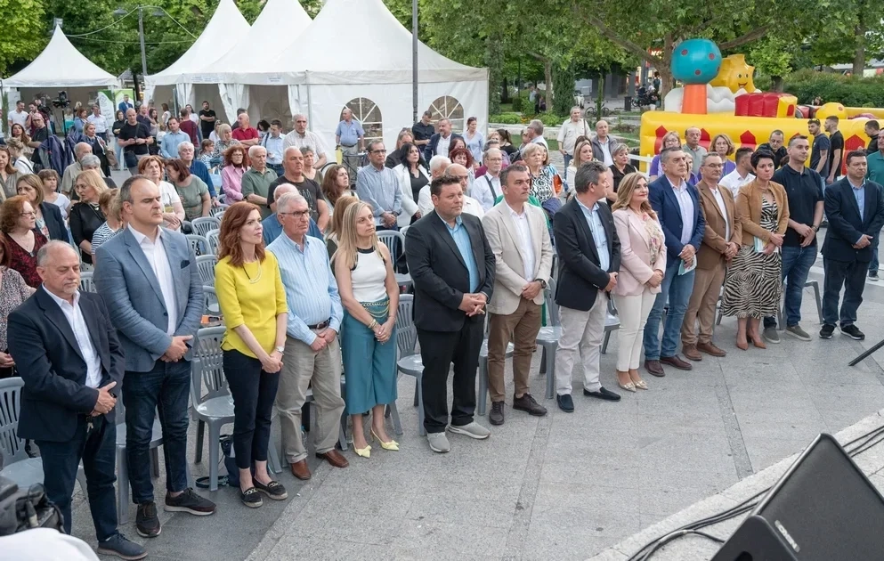 "Μαζί μια αγκαλιά" με όλη την πόλη ο Φαρμακευτικός Σύλλογος Λάρισας (ΦΩΤΟ)
