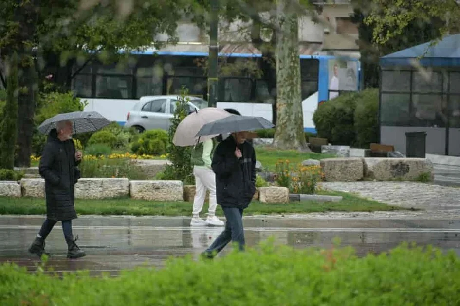 Βροχερό σκηνικό στη Λάρισα με έντονα φαινόμενα το απόγευμα