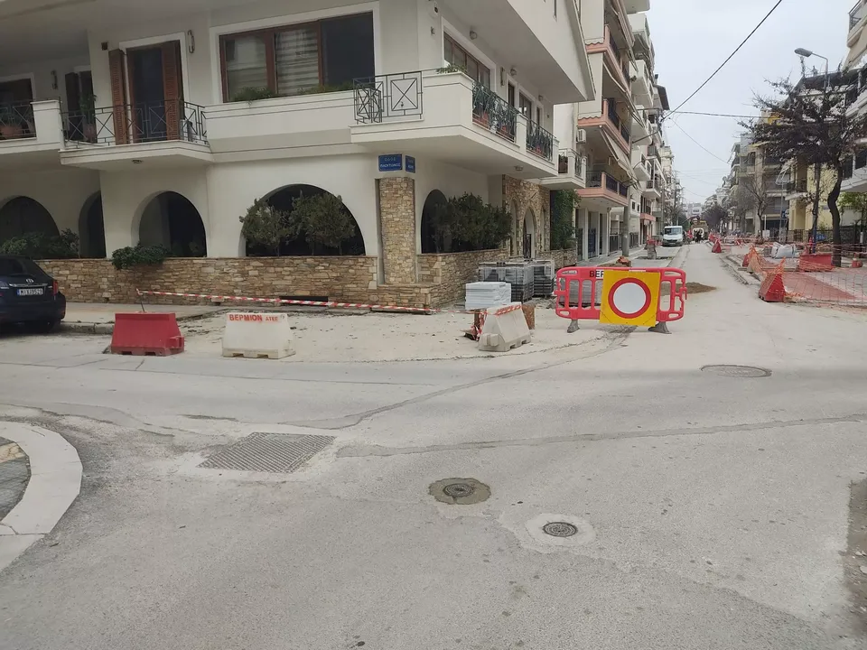 Εργασίες ανακατασκευής στη συμβολή Αιόλου &amp; Πλούτωνος - Απαγόρευση κυκλοφορίας (ΦΩΤΟ)