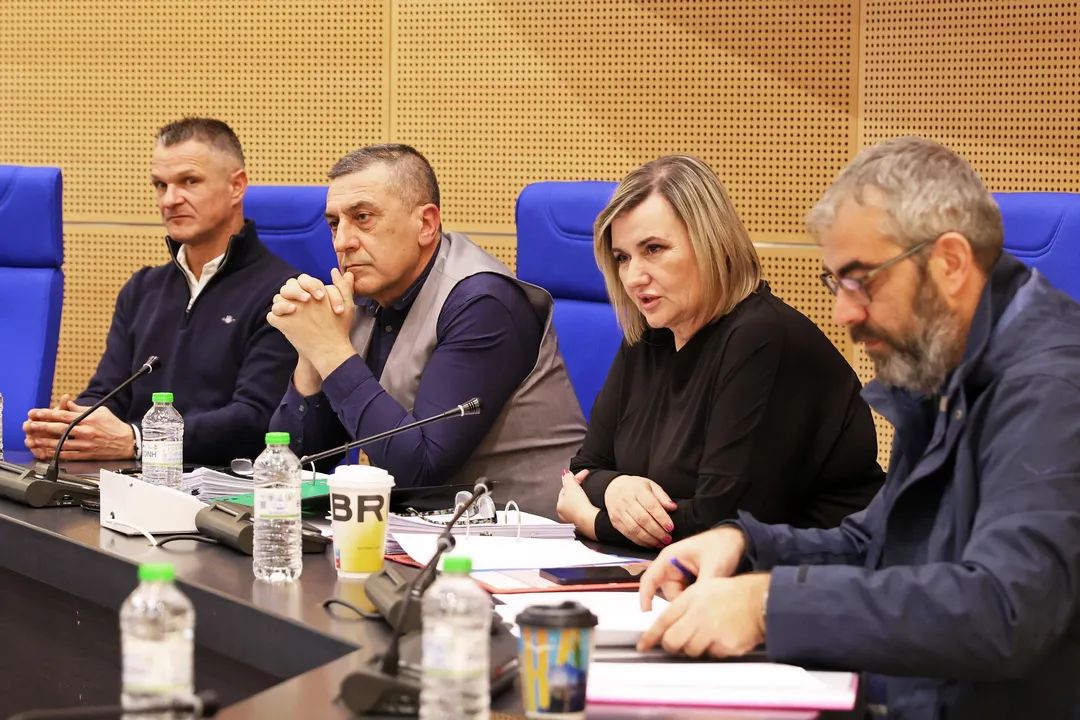 H Περιφέρεια στηρίζει καθαρίστριες και πρώην συμβασιούχους στο Αρχαίο Θέατρο