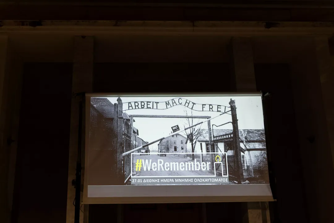 #WEREMEMBER: Φωταγωγήθηκε το ΔΩΛ στο πλαίσιο της εκστρατείας μνήμης του Ολοκαυτώματος