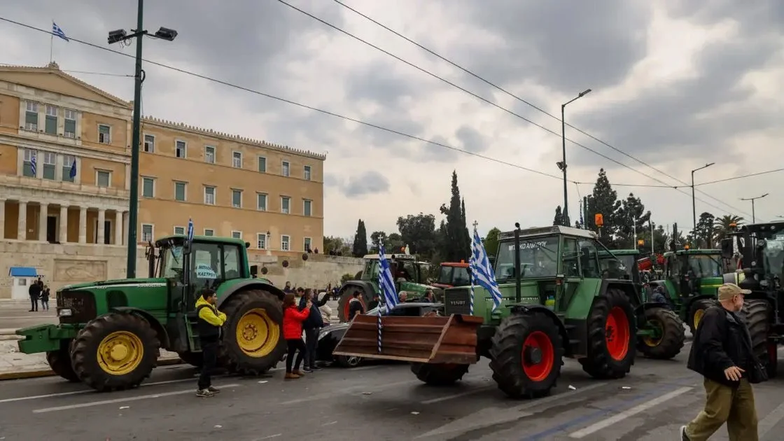 Στο Σύνταγμα οι αγρότες με τα τρακτέρ – Αμετακίνητοι στα αιτήματά τους