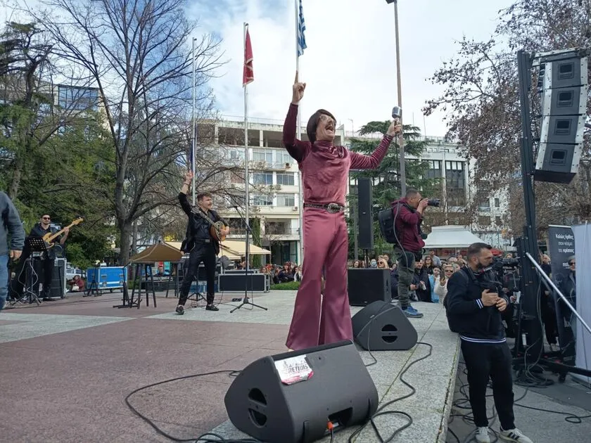 Γιορτινή ατμόσφαιρα και ξεφάντωμα με Τόνι Σφήνο στη Λάρισα (ΦΩΤΟ)