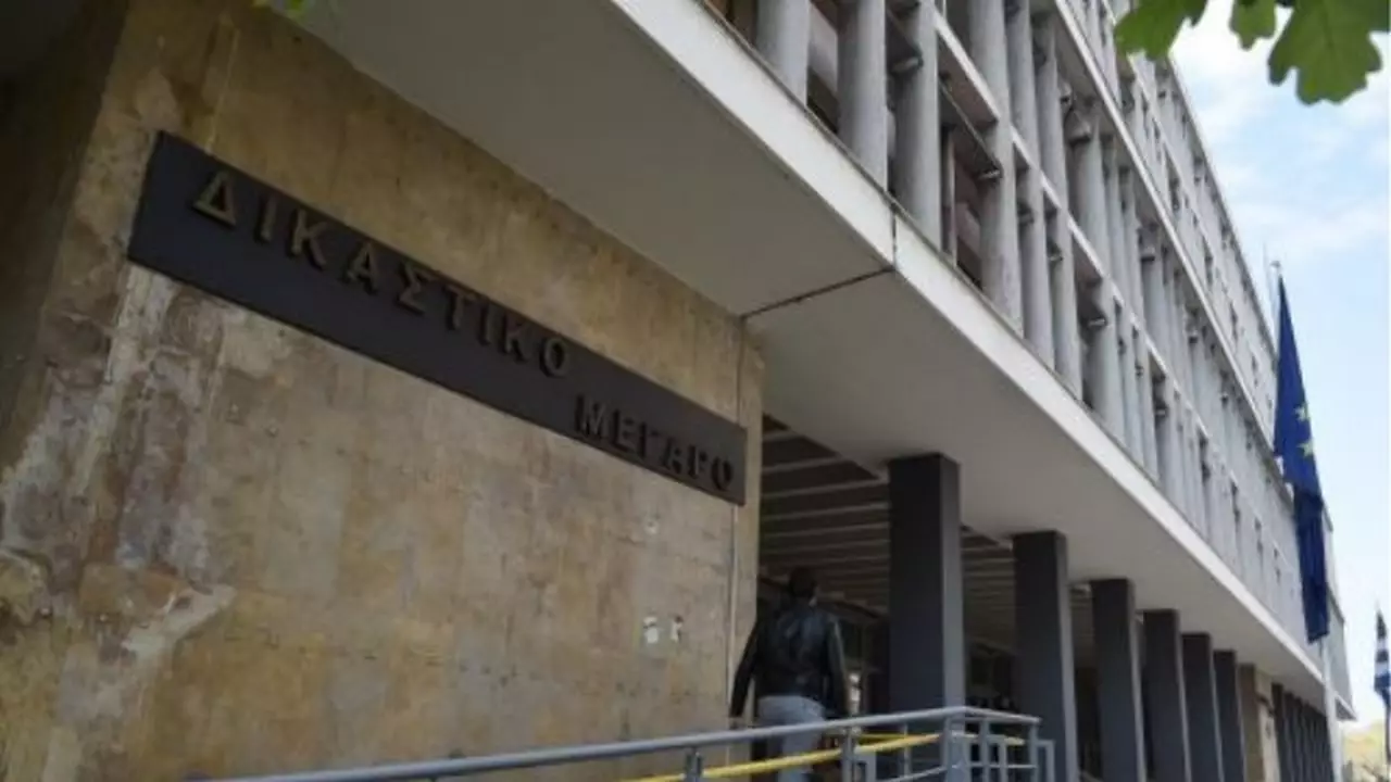 Στα δικαστήρια πασίγνωστος τραγουδιστής - Κατηγορεί θαυμάστριά του για παρενόχληση