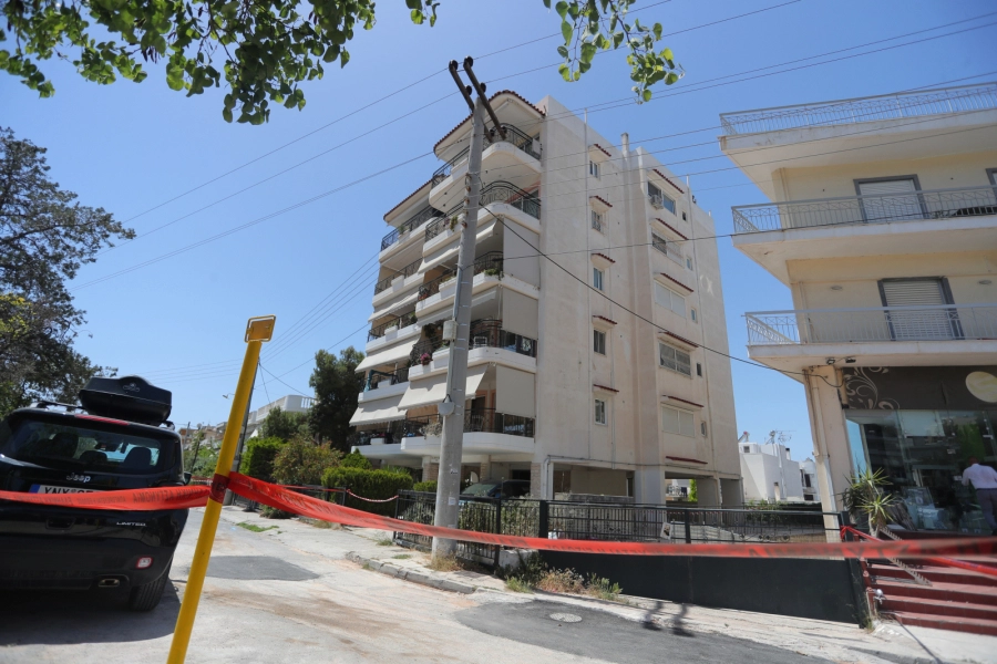 Ηλιούπολη: Θρήνος για τα δύο νεκρές 17χρονες που έπεσαν από ταράτσα - Η επιθυμία των γονιών της Μελίνας