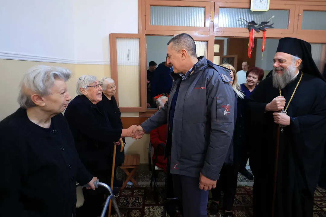 Ο Περιφερειάρχης ευχήθηκε σε ανθρώπους της τρίτης ηλικίας που φιλοξενούνται σε δομές