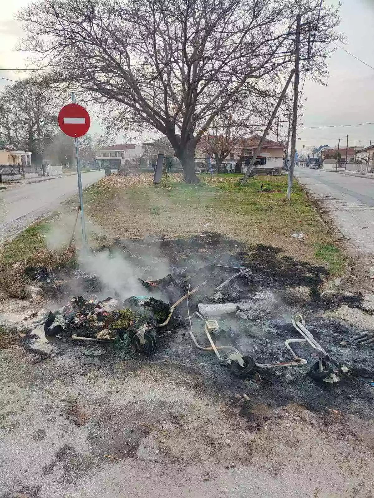 Στο αυτόφωρο δύο ανήλικοι για το κάψιμο κάδων στον Τύρναβο