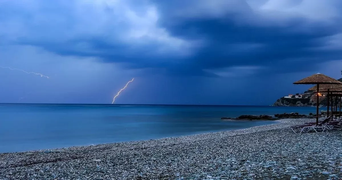 Καιρός: Από τις παραλίες στα έντονα καιρικά φαινόμενα – Πότε και πού θα ξεκινήσουν οι καταιγίδες