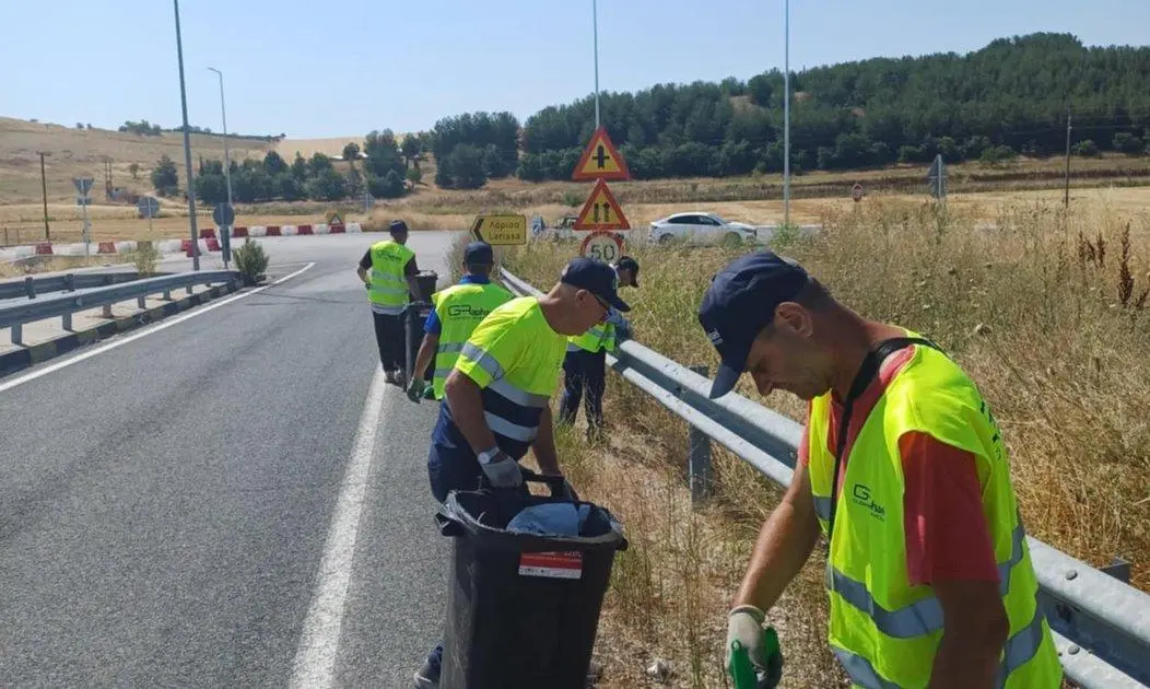 Πάνω από 15 τόνους σκουπιδιών συνέλεξαν τα συνεργεία του Δ.Λαρισαίων από εθνικό - επαρχιακό οδικό δίκτυο (ΦΩΤΟ)