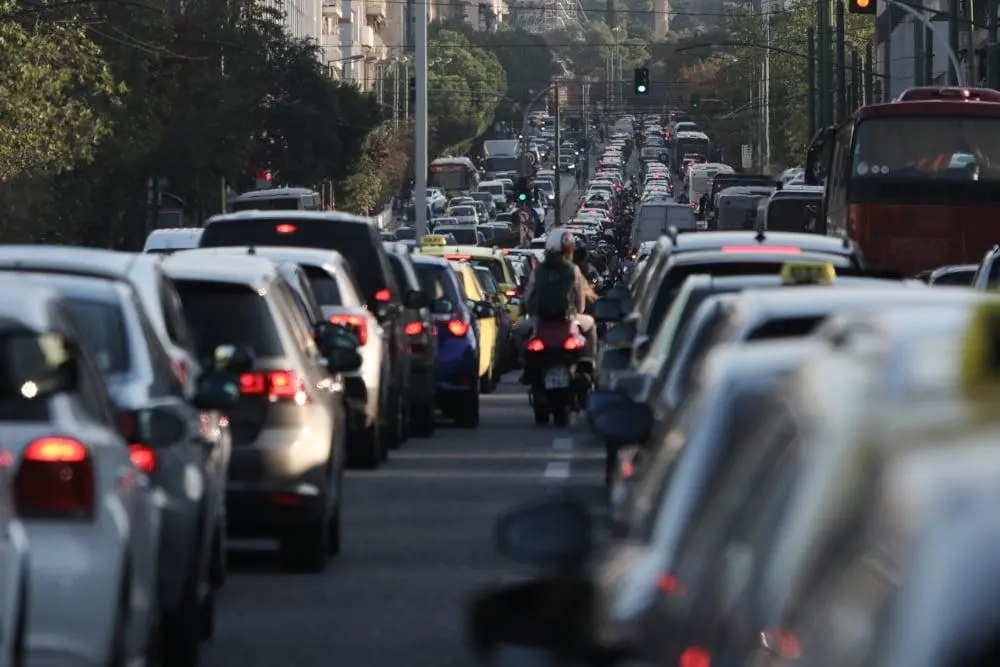 Μαζική έξοδος για την 28η Οκτωβρίου - Στον δρόμο 200.000 αυτοκίνητα